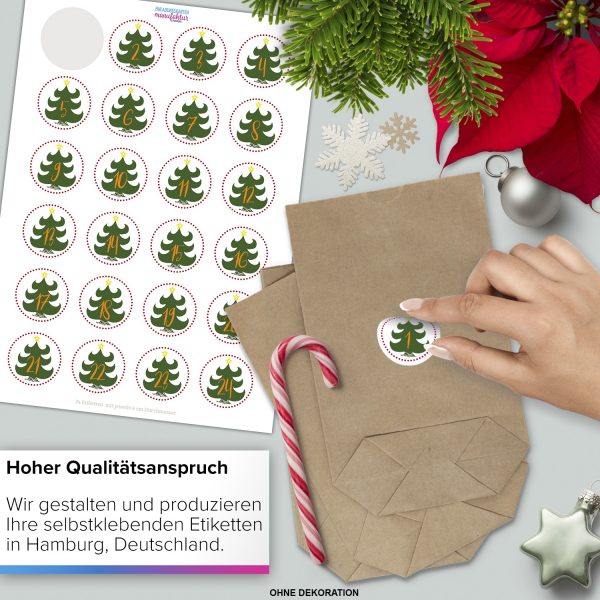 Adventskalender zum Befüllen mit 24 Tüten und 24 weihnachtlichen Zahlen Aufklebern (Grüne Tanne) für Weihnachten, Advent, kleine Geschenke – Bild 4